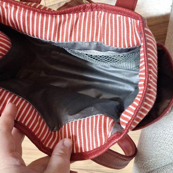 Red and white strip lunch box - Picture 2 of 4